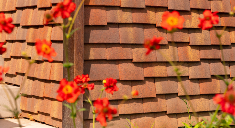 Du caractère sur votre toit : découvrez les tuiles plates en terre cuite de Terreal chez Toitmat
