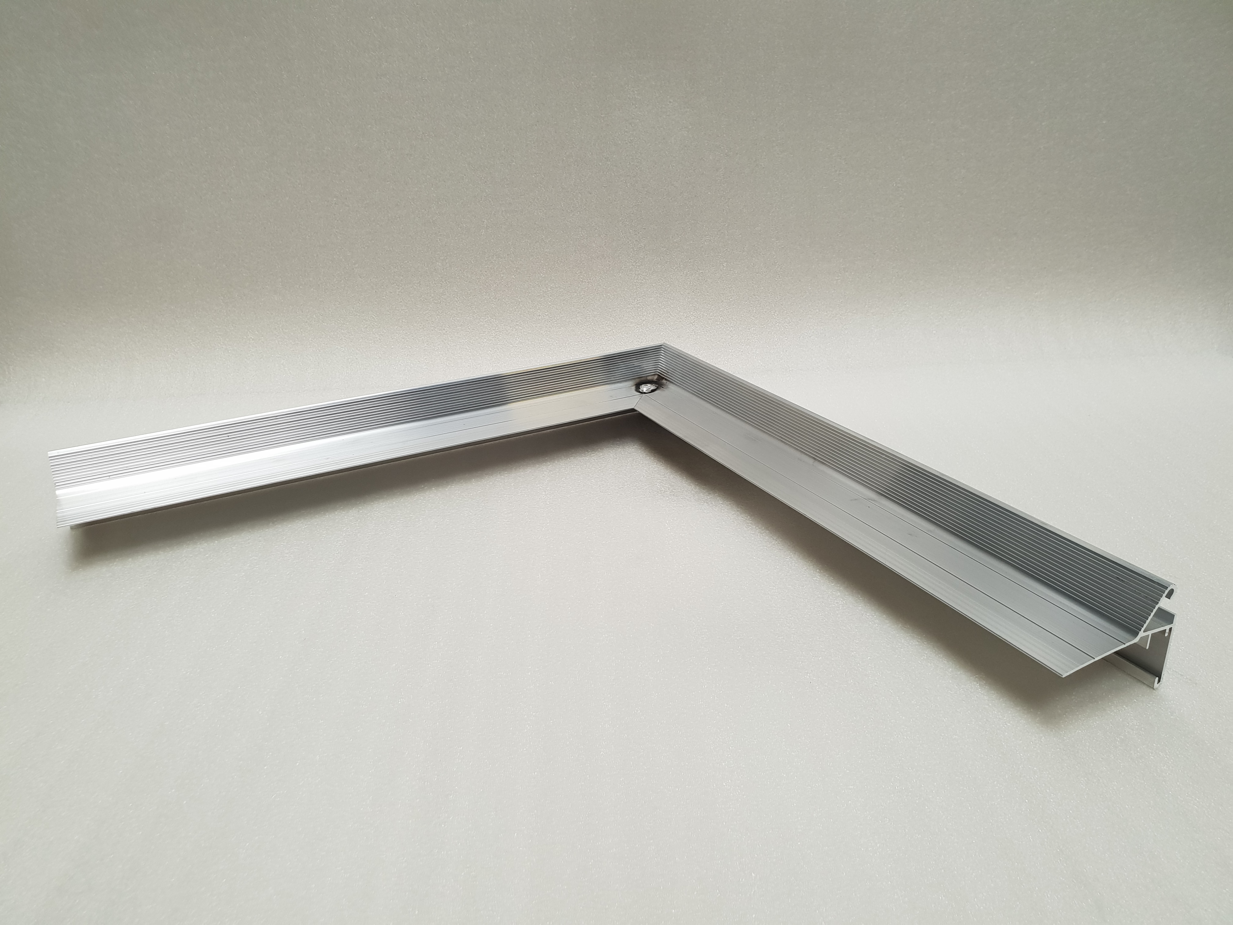 Alu rive de toit clips elevate couvre-joint brut coin extérieur eur/pc (composé d'une pièce gauche et droite)