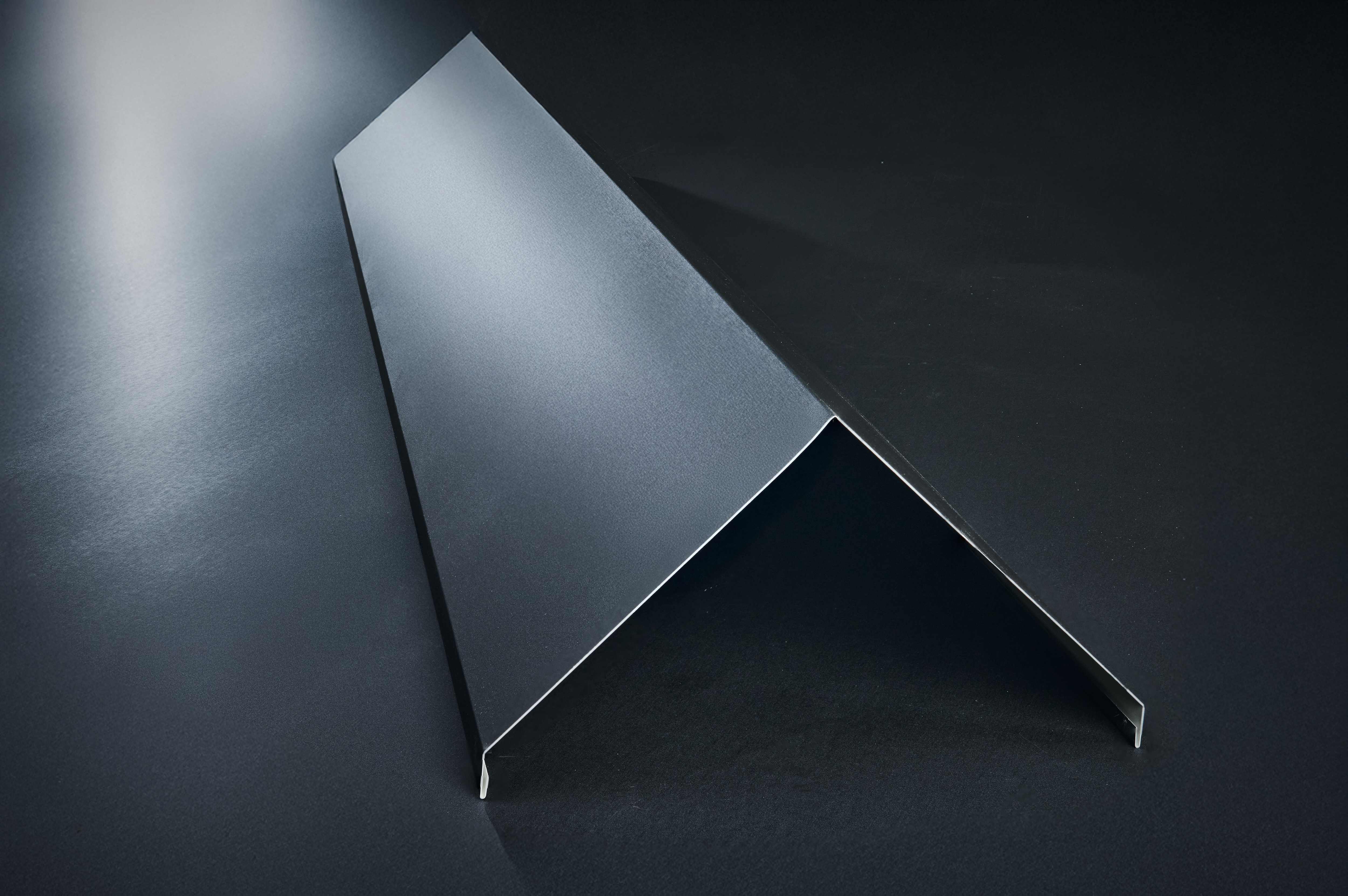 Sheetah faitiere crantee 2538mm ral 9005 noir eur/mc