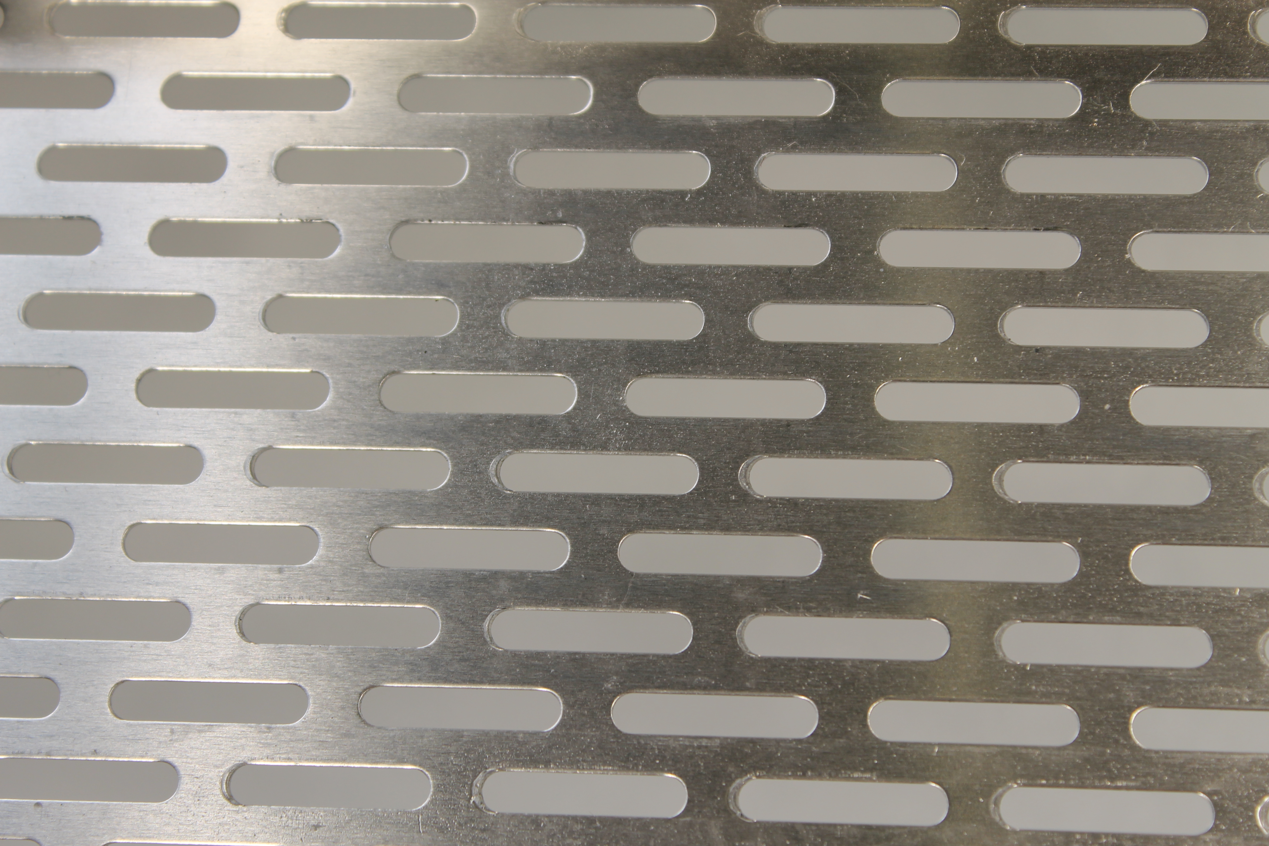 Plaq alum 1mm 1,25mx2,50m perfor 100% eur/pc